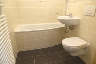 Bad mit Badewanne