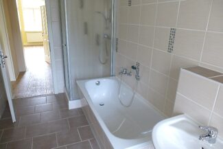 Bad mit Badewanne und Dusche