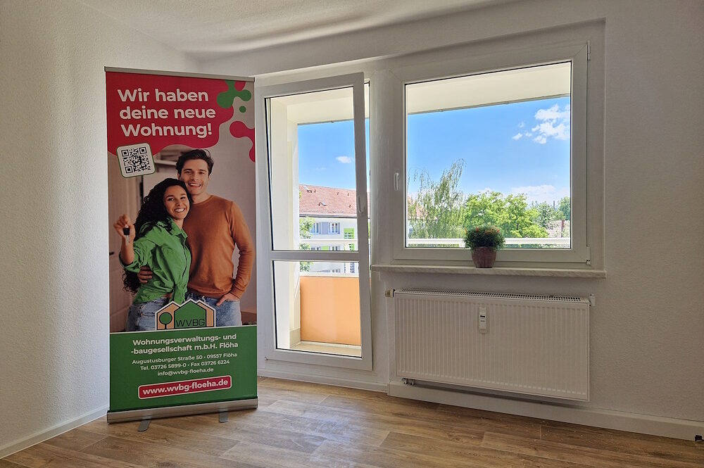 helles Wohnzimmer mit Balkon (Bsp.)