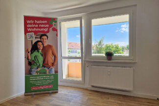 helles Wohnzimmer mit Balkon (Bsp.)