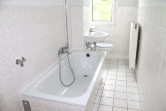 Bad mit Fenster und Badewanne (Bsp.)