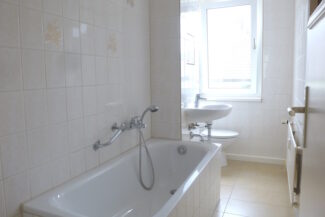 Tageslichtbad mit Badewanne (Bsp.)