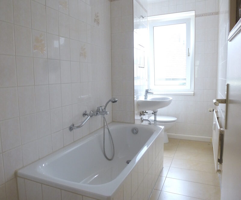 Tageslichtbad mit Badewanne (Bsp.)