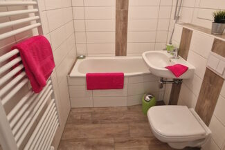 komplett neues Bad mit Badewanne (Bsp.)